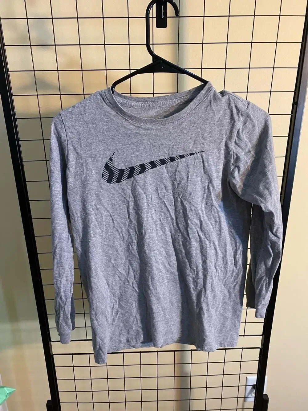 Nike The Nike Tee Men's Athletic Cut Long Sleeve Graphic Shirt Gray